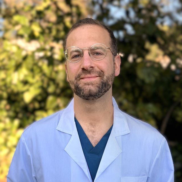 Carlos Santos Jimenez, Neurocirujano Estepona