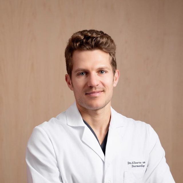 Alberto Conde Ferreirós, Dermatólogo Granada