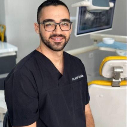 Arif Özgür, Diş Hekimi Antalya