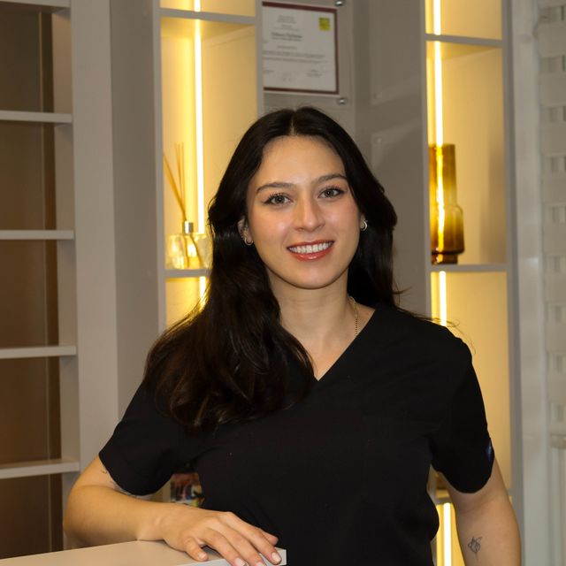 Aslıhan Kutluk, Diş Hekimi Üsküdar