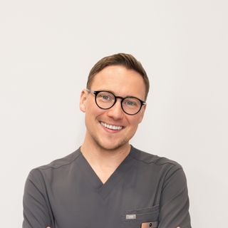 Powiększ obraz: Sebastian Burdeński, stomatolog Wrocław