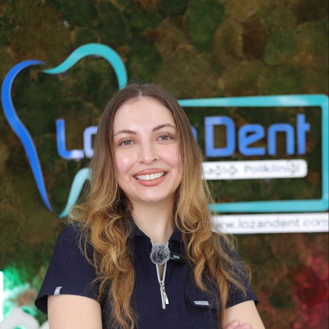 S. Sena Topaloğlu, Diş Hekimi İzmir