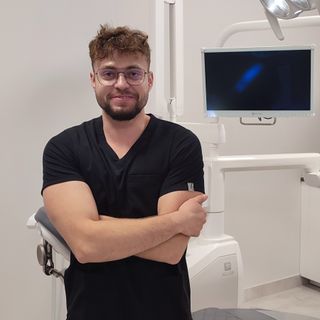 Powiększ obraz: Mateusz Jastrzębski, stomatolog Piaseczno