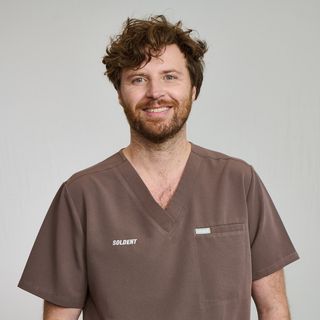 Powiększ obraz: Jakub Dziewit, stomatolog Warszawa