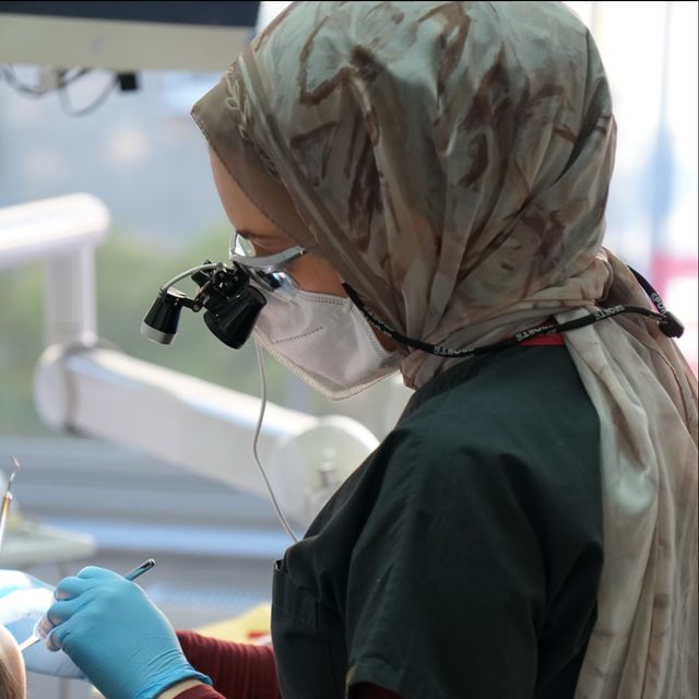 Zeynep Sarı, Diş Hekimi Uşak