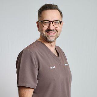 Powiększ obraz: Krzysztof Łoza, stomatolog Warszawa