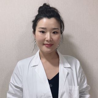 Acercar imagen: Han Na No Park, Especialista en Tricología Madrid