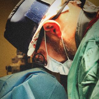 Powiększ obraz: Łukasz Migdalski, chirurg Zgierz