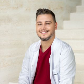 Powiększ obraz: Daniel Jakubik, lekarz wykonujący zabiegi medycyny estetycznej Warszawa