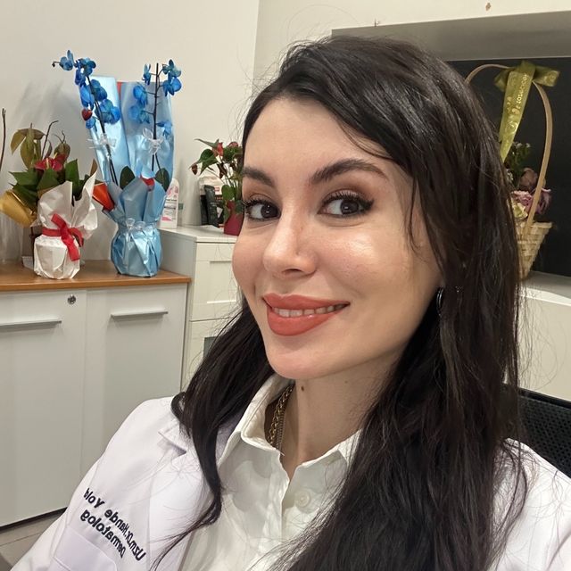 Ayşe Hande Yoldaş, Dermatoloji İstanbul