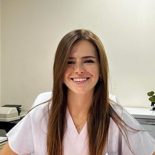 Resmi büyüt: Öykü Hızlıoğlu, Diş Hekimi Bursa