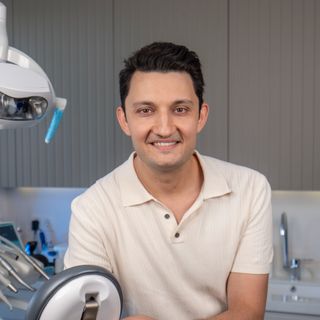 Kadir Işık, Diş Hekimi İzmir