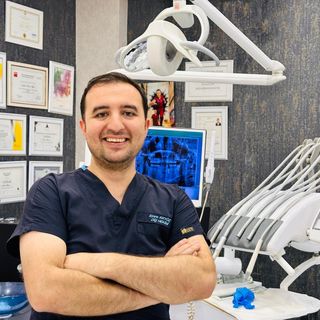 Emre Akyüz, Diş Hekimi Mersin