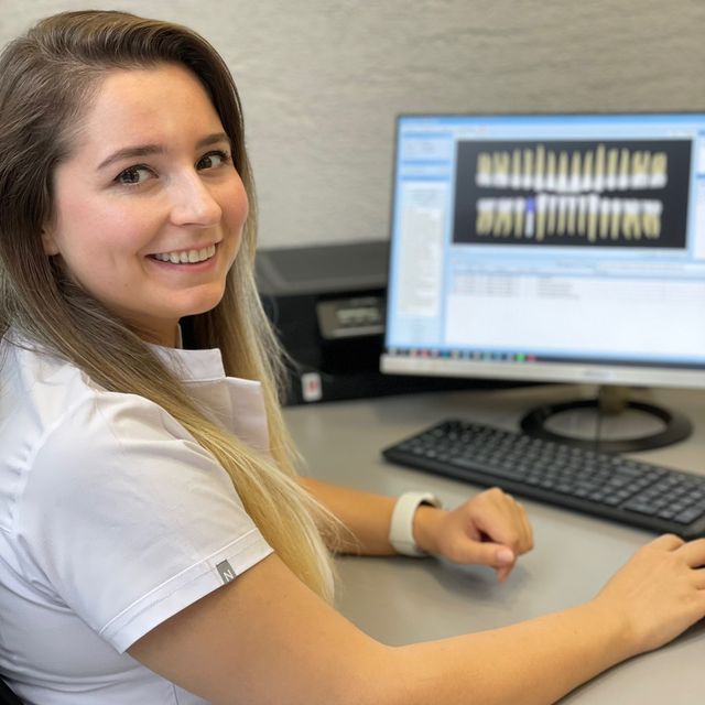 Aysel Yavaş Selçuk, Diş Hekimi Balıkesir