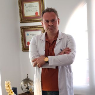 Resmi büyüt: Tekin Özcan, Beyin Ve Sinir Cerrahisi İzmir