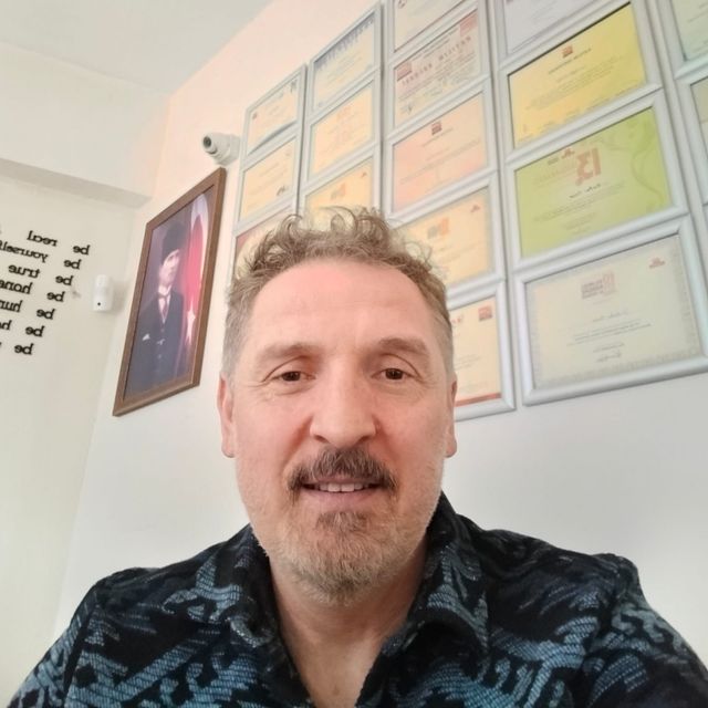 Zafer Tuna, Diş Hekimi Uşak