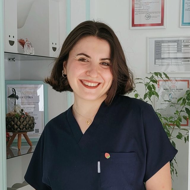 Tutku Pınarlı Göktan, Diş Hekimi İzmir
