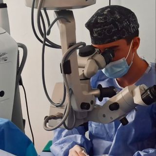 Acercar imagen: Juan J. Prados Carmona, Oftalmólogo Córdoba