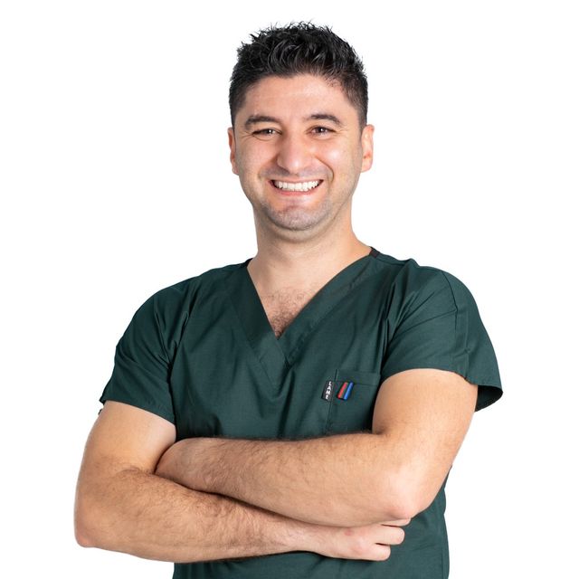 Emre Aydın, Diş Hekimi İzmir