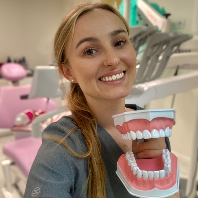 Karolina  Mazurkiewicz , higienistka/higienista stomatologiczny Warszawa