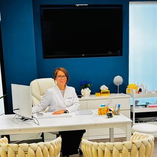 Karen Carolina Flores Alvarado, Médico estético Madrid