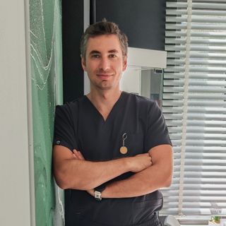 Powiększ obraz: Szymon Mendyk, lekarz wykonujący zabiegi medycyny estetycznej Rzeszów