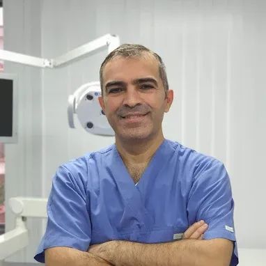 H. Ayberk Altuğ, Diş Hekimi İzmir