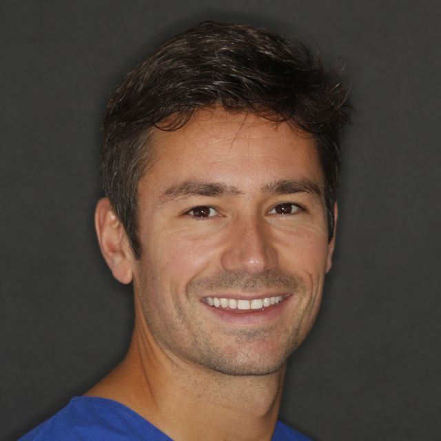 Juan Cobo, Cirujano oral y maxilofacial Oviedo