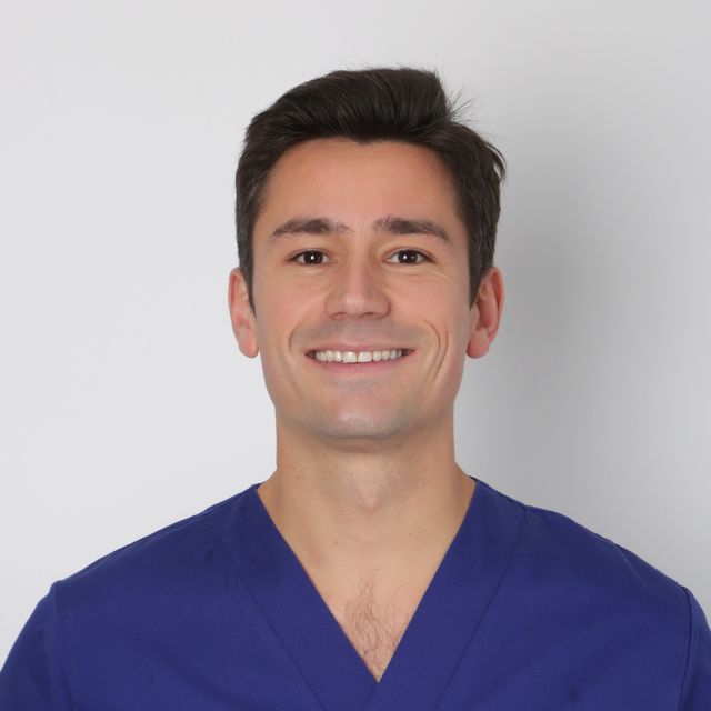 Juan Cobo, Cirujano oral y maxilofacial Oviedo