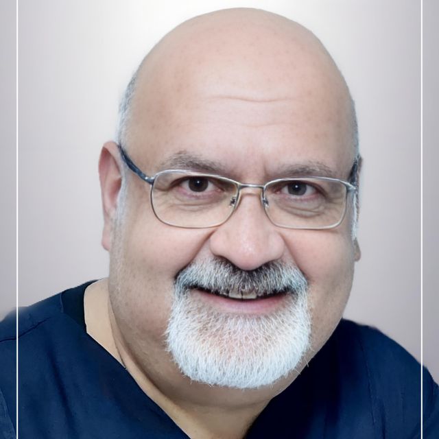 Kadir Arat, Diş Hekimi Akhisar