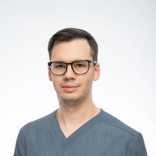 Powiększ obraz: Adrian Szymański, dermatolog Warszawa