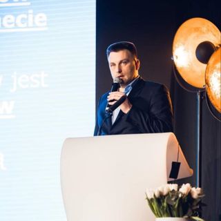 Powiększ obraz: Filip Aleksander Kulewicz, lekarz wykonujący zabiegi medycyny estetycznej Wrocław