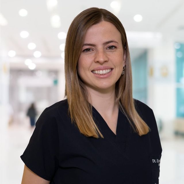 Ecem Ağırbaş, Diş Hekimi Bayraklı