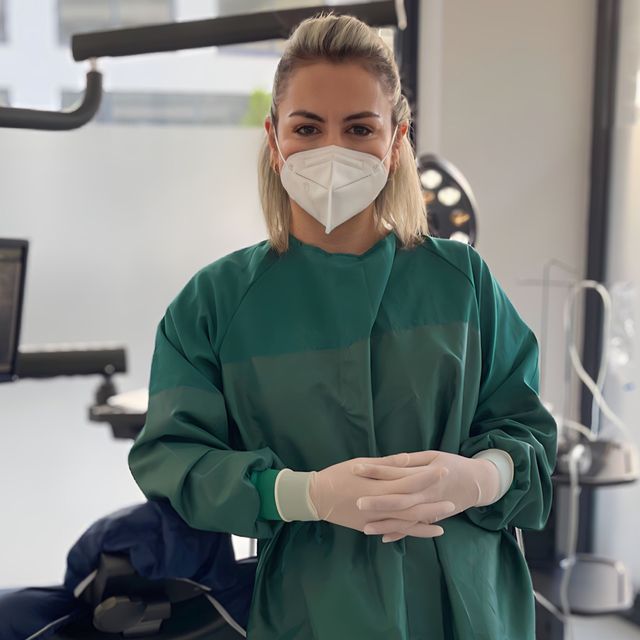 Ceren Ekmekcioğlu, Diş Hekimi Karşıyaka