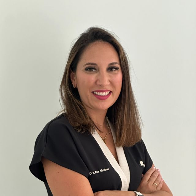 Ana Menjívar Galán, Dentista Sevilla