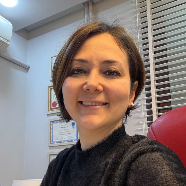 Gözde Emel Gökçek, Dermatoloji İstanbul