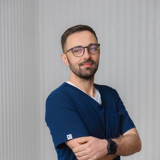 Powiększ obraz: Paweł Jakubowski, neurochirurg Szczecin