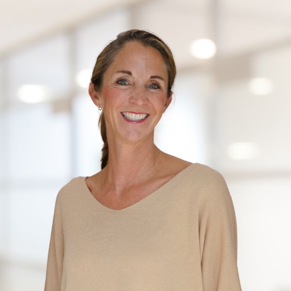 Anda Maria Nolden, Plastischer & Ästhetischer Chirurg Hamburg