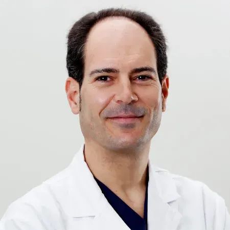 Esteban Molina Lepe, Oftalmólogo Sevilla