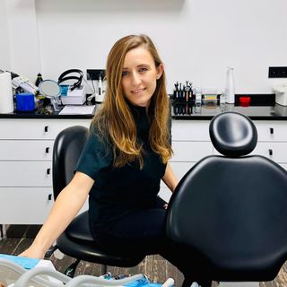 Resmi büyüt: Güliz Karacaoğlu Karakoç, Diş Hekimi İzmir