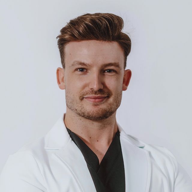 Damian Gruza, stomatolog Warszawa