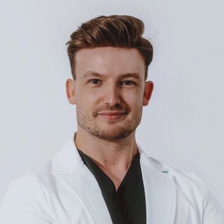 Powiększ obraz: Damian Gruza, stomatolog Warszawa