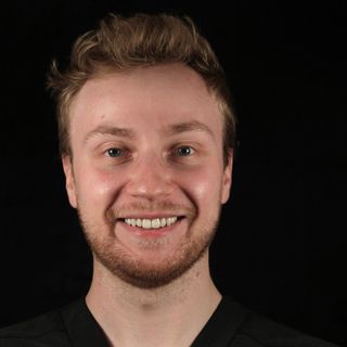 Powiększ obraz: Oskar Ptak, stomatolog Warszawa