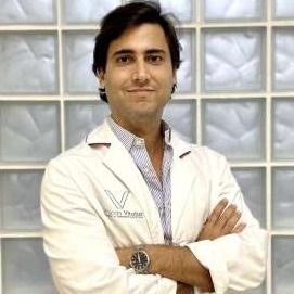 Acercar imagen: Dr Julio Barba Castejon, Cirujano plástico Sevilla