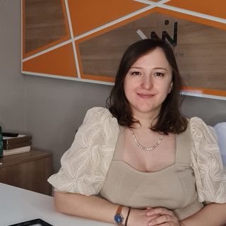 Resmi büyüt: Hande Demir, Plastik Rekonstrüktif Ve Estetik Cerrahi İlkadım