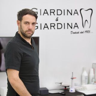 Ingrandire l'immagine: Riccardo Giardina, dentista Mazara del Vallo