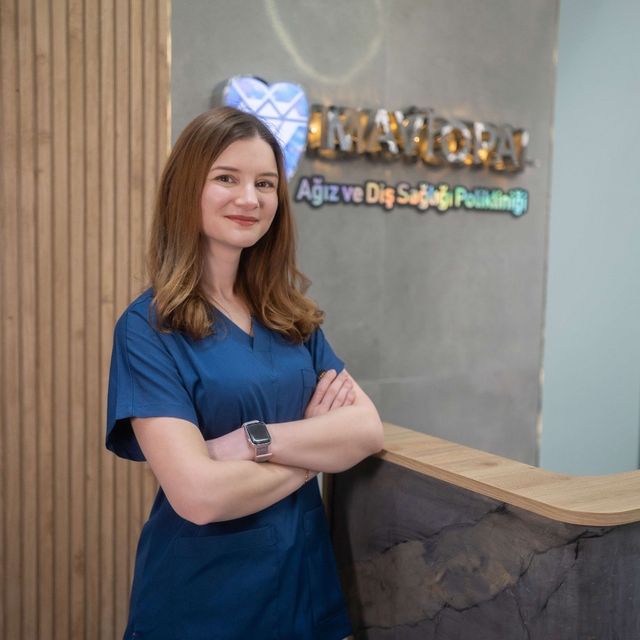 Ayşe Güney, Diş Hekimi İzmir