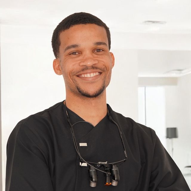 Mike Saint Hilaire, Dentista Pilar de la Horadada