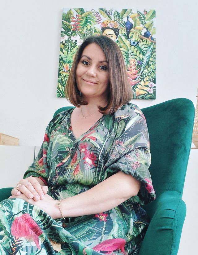 Powiększ obraz: "Między Krzesłami"  Katarzyna Daniszewska