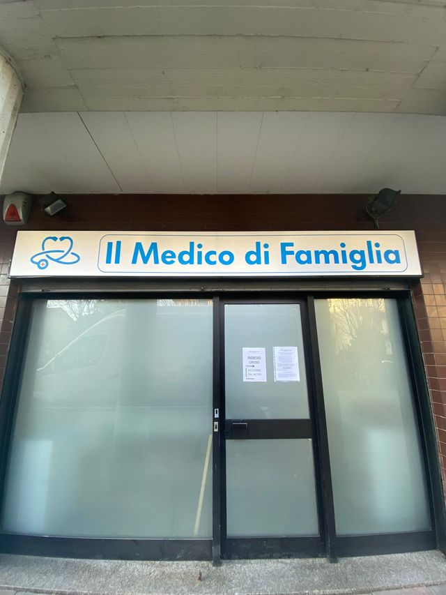 Ingrandire l'immagine: Studio Medico Dr. Batini - insegna 'Il medico di famiglia'